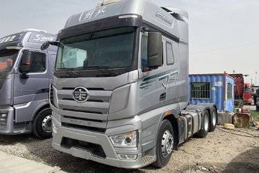 二手一汽解放 J7重卡 560马力 6X4 AMT自动挡牵引车(国六)(一汽解放12挡)(带液缓)(国六) 双驱 锡柴二手牵引车 黄牌