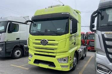 二手一汽解放 J7重卡 660马力 6X4 牵引车(国六) 双驱 锡柴二手牵引车 黄牌图片