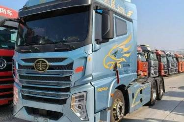 青岛解放 鹰途 商务舱 620马力 6X4 AMT自动挡牵引车(国六) 双驱 锡柴二手牵引车 黄牌