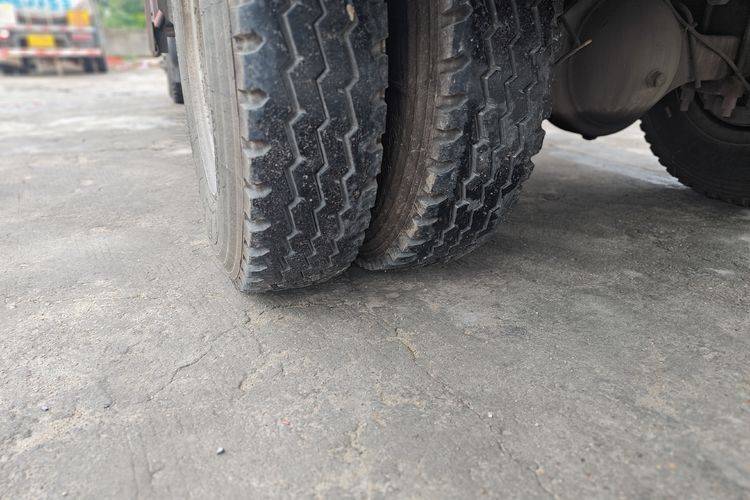 二手东风柳汽乘龙 180马力 载货车