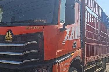 二手中国重汽 HOWO MAX 290马力 4X2 6.75米仓栅式载货车(国六) 单桥 曼二手载货车 黄牌图片