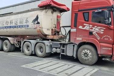 二手青岛解放 JH6重卡 460马力 6X4牵引车(国五) 双驱 锡柴二手牵引车 黄牌图片