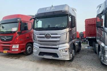 二手一汽解放 J7重卡 560马力 6X4 AMT自动挡牵引车(国六) 双驱 锡柴二手牵引车 黄牌图片