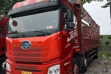 二手青岛解放 JH6重卡 290马力 6X2 9.4米仓栅式载货车(国五) 前四后四 锡柴二手载货车 黄牌