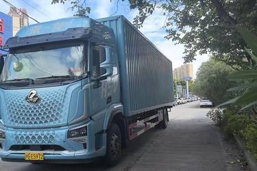 二手东风柳汽 乘龙H5V 290马力 4X2 9.8米AMT自动档厢式载货车(国六) 单桥 玉柴二手载货车 黄牌图片