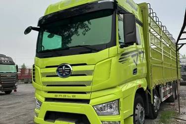 二手一汽解放 J7重卡 经典版 560马力 8X4 9.5米AMT自动档仓栅式载货车(国六) 前四后八 锡柴二手载货车 黄牌图片