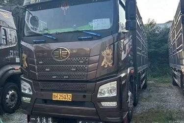 二手青岛解放 JH6重卡 领航版2.0 290马力 6X2 7.6米仓栅式载货车(后桥435)(国五) 前四后四 锡柴二手载货车 黄牌