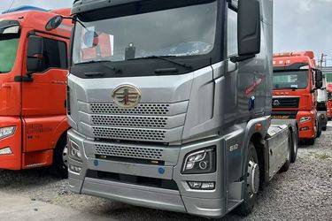 二手青岛解放 JH6重卡 610马力 6X4 AMT自动档牵引车(国六) 双驱 潍柴二手牵引车 黄牌图片