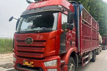 二手一汽解放 J6L中卡 尊享版 绿通 260马力 4X2 6.75米仓栅式载货车(国六) 单桥 大柴二手载货车 黄牌