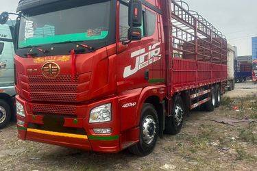 二手青岛解放 JH6重卡 领航版2.0 400马力 8X4 9.4米仓栅式载货车(法士特12挡)(国五) 前四后八 潍柴二手载货车 黄牌图片