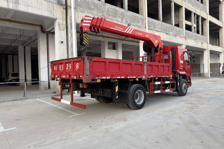 东风柳汽乘龙 200马力 专用车