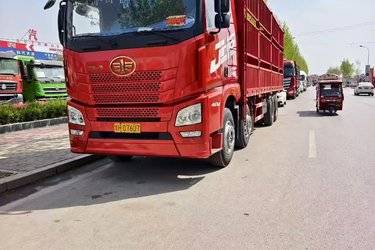 二手青岛解放 JH6重卡 460马力 8X4 9.4米仓栅式载货车(国五) 前四后八 锡柴二手载货车 黄牌图片