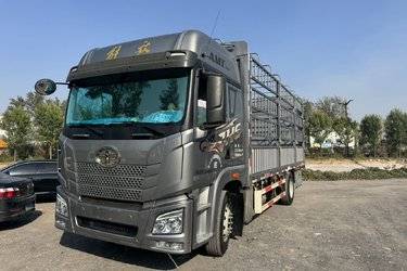 二手青岛解放 JH6 320马力 4X2 6.7米仓栅式载货车(国六) 单桥 锡柴二手载货车 黄牌