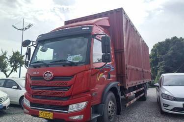 青岛解放 龙V中卡 2.0版 180马力 4X2 7.8米厢式载货车底盘(国五) 单桥 锡柴二手载货车 黄牌