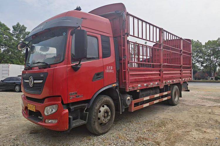 东风商用车 225马力 载货车