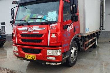 二手青岛解放 龙VH中卡 2.0版 180马力 4X2 7.6米厢式载货车(后桥378铸造桥)(国五) 单桥 潍柴二手载货车 黄牌