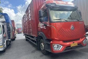 二手中国重汽 豪沃MATE 240马力 4X2 9.65米厢式载货车(国六) 单桥 潍柴二手载货车 黄牌图片