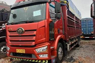 二手一汽解放 J6L中卡 尊享版 260马力 4X2 6.75米仓栅式载货车(国六) 单桥 锡柴二手载货车 黄牌