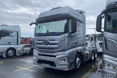 二手一汽解放 J7重卡 560马力 6X4 AMT自动挡牵引车(国六) 双驱 锡柴二手牵引车 黄牌图片