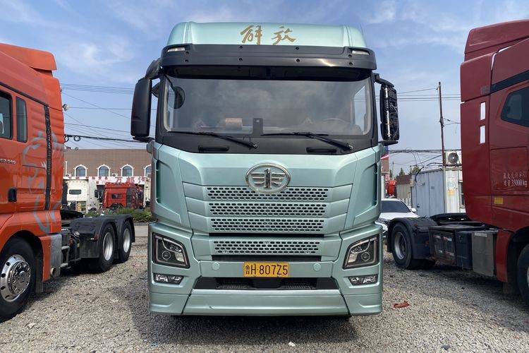 二手青岛解放 610马力 牵引车