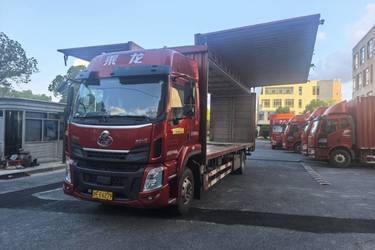 二手东风柳汽 乘龙H5中卡 200马力 4X2 8.3米厢式载货车(国五) 单桥 玉柴二手载货车 黄牌图片
