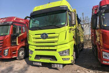 二手一汽解放 J7重卡 经典版 560马力 8X4 9.4米仓栅式载货车(国六) 前四后八 锡柴二手载货车 黄牌图片