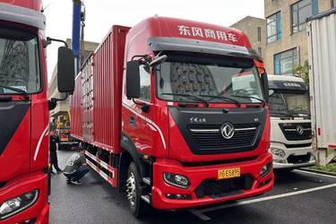 东风商用车 天锦KR PLUS 290马力 4X2 9.8米厢式载货车(国六) 单桥 康明斯二手载货车