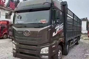 二手青岛解放 JH6重卡 290马力 6X2 9.5米仓栅式载货车(国六) 前四后四 锡柴二手载货车 黄牌图片