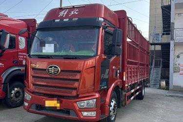二手一汽解放 J6L中卡 2020款 领航版 南方款 240马力 4X2 6.75米仓栅式载货车(国五) 单桥 大柴二手载货车 黄牌图片