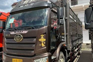 二手一汽解放 J6L中卡 尊享版 绿通 260马力 4X2 6.75米仓栅式载货车(国六) 单桥 大柴二手载货车 黄牌