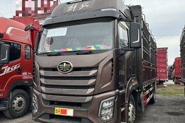 二手一汽解放 J6G 领航版 320马力 4X2 6.75米仓栅式载货车(国六) 单桥 锡柴二手载货车 黄牌图片