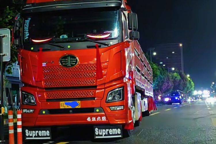 二手青岛解放 550马力 牵引车