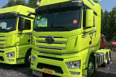 二手一汽解放 J7重卡 560马力 6X4 AMT自动挡牵引车(国六) 双驱 锡柴二手牵引车 黄牌图片