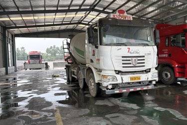 二手联合卡车U350 350马力 8X4 8方混凝土搅拌车(9挡)(国五) 前四后八 玉柴二手搅拌车图片