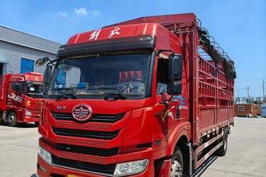二手青岛解放 龙VH 2.0版 250马力 4X2 6.7米仓栅式载货车(国六)(法士特10挡)(国六) 单桥 大柴二手载货车 黄牌图片