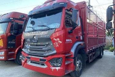 二手中国重汽 HOWO T5G重卡 320马力 6X2 7.8米仓栅式载货车(国六) 前四后四 曼二手载货车 黄牌
