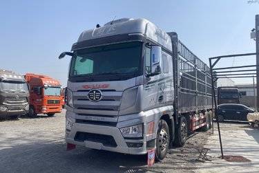 二手一汽解放 J7重卡 经典版 560马力 8X4 9.5米AMT自动档仓栅式载货车(液缓)(国六) 前四后八 锡柴二手载货车 黄牌图片