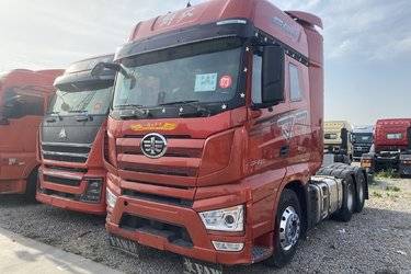 二手一汽解放 J7重卡 620马力 6X4 AMT自动档牵引车(一汽解放12挡)(带液缓)(国六) 双驱 锡柴二手牵引车 黄牌图片