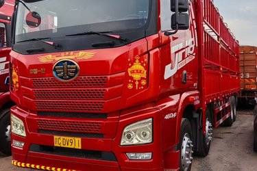 二手青岛解放 JH6重卡 460马力 8X4 9.4米仓栅式载货车(国五) 前四后八 潍柴二手载货车 黄牌