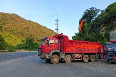 二手中国重汽 豪曼H5 340马力 8X4 6.5米自卸车(国五) 前四后八 曼二手自卸车 黄牌图片