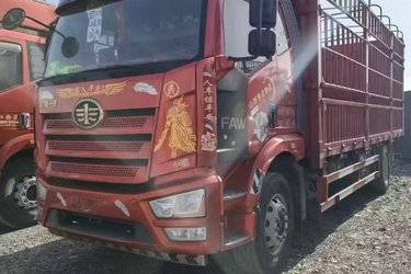 二手一汽解放 J6L中卡 尊享版 绿通 260马力 4X2 6.75米仓栅式载货车(国六) 单桥 大柴二手载货车 黄牌图片