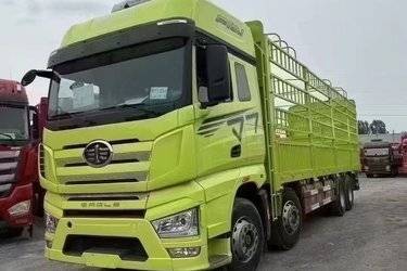 二手一汽解放 J7重卡 经典版 560马力 8X4 9.4米AMT自动档仓栅式载货车(国六) 前四后八 锡柴二手载货车 黄牌图片