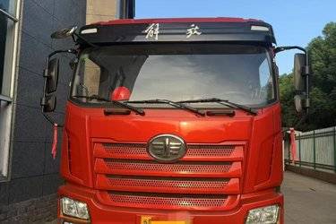 二手青岛解放 JK6中卡 240马力 4X2 6.75米栏板载货车(国六) 单桥 玉柴二手载货车 黄牌图片