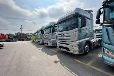 二手一汽解放 J7重卡 560马力 6X4 AMT自动挡牵引车(国六) 双驱 锡柴二手牵引车 黄牌图片