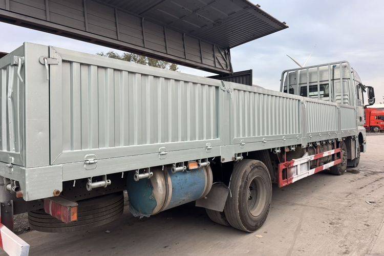 二手重汽汕德卡 350马力 载货车