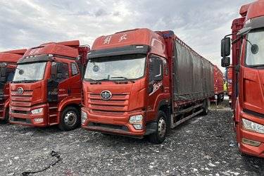 二手青岛解放 JK6中卡 260马力 4X2 9.75米厢式载货车(国六) 单桥 锡柴二手载货车 黄牌图片