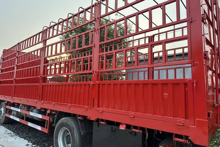 青岛解放 350马力 载货车