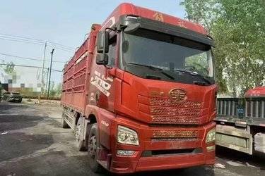 二手青岛解放 JH6重卡 领航版2.0 320马力 6X2 7.7米仓栅式载货车(国六) 前四后四 锡柴二手载货车 黄牌