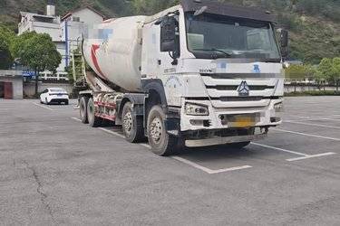 二手中国重汽 HOWO重卡 380马力 8X4 7.02方混凝土搅拌车底盘(国五) 前四后八 中国重汽二手搅拌车图片
