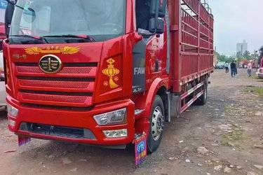 二手一汽解放 J6L中卡 质惠版 240马力 4X2 6.75米仓栅式载货车(国五) 单桥 锡柴二手载货车 黄牌图片
